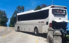 Xe khách bất ngờ tụt dốc ở chùa Linh Ứng, Đà Nẵng