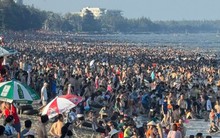Cảnh tượng kín đặc người ở một bãi biển đang hot nhất nhì miền Bắc, nghe lý do nhiều người phải thừa nhận