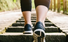 Sai lầm khi đi bộ khiến chị em "già nhanh không tưởng"