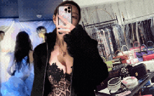 Sao nữ 9X giàu không thể tả: Dùng túi Hermès 9 tỷ đồng đựng sầu riêng, Gucci đựng cua