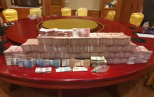 Tịch thu 36 tỷ đồng tiền mặt xếp thành chồng và 7 xe sang trong một nhà hàng, đóng băng tài khoản ngân hàng có 327 tỷ