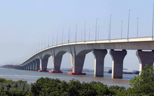 Chỉ sau 1 cơn bão, 42 đốt dầm cầu dài nhất ASEAN nặng 3.300 tấn hỏng dù có công nghệ ngoại xịn nhất, Việt Nam tự sửa rồi thành công lớn