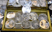 Tăng giá mạnh hơn vàng, loại tài sản này đang 'thổi bùng' lên cơn sốt mới: Người sẵn có ồ ạt mang đi bán chốt lời, kẻ 'vỡ bẫm' vì thấy sau tường nhà