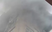 Hướng dẫn nhiều người thoát nạn vụ cháy chung cư mini ở Hà Nội