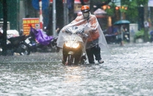 Hà Nội mưa lớn, nguy cơ ngập úng loạt tuyến phố và dự báo thời tiết 10 ngày