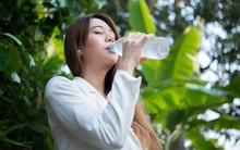 Không uống đủ nước khiến cơ thể mất nước, 8 căn bệnh này có thể sẽ "âm thầm" tìm đến bạn