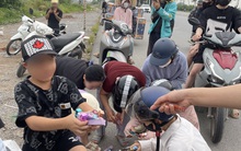 Hàng nghìn thỏi son bị đổ bỏ ven đường ở Hà Nội, người dân vô tư nhặt mang về dùng: "Nãy tôi dùng rồi, có sao đâu"