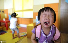 Bé gái 4 tuổi tan học 3 ngày liên tiếp không ai đến đón, cô giáo mở cặp ra xem thì chết lặng