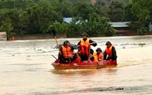 Hàng trăm hộ dân phải sơ tán do mưa lũ, nhiều nơi ngập sâu