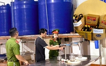 Công an kiểm tra công ty có ngàn chai nước mắm vứt bỏ ở Quảng Nam