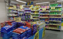 Theo dõi chiếc SUV khả nghi đến kho hàng, cảnh sát ập vào bắt giữ một đối tượng: vạch trần hành vi làm giả bột giặt Tide, Ariel,... trị giá hàng tỷ đồng