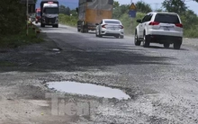 Quốc lộ 12C kết nối cao tốc ở Hà Tĩnh hư hỏng nặng