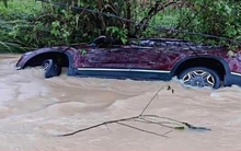 Ô tô chở 5 người bị lũ cuốn trôi ở Tuyên Quang