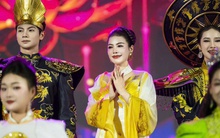 NTK Thoa Trần gây ấn tượng với “cánh sen phát sáng” dưới cơn mưa