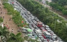 Ùn ứ trên 2 tuyến đường vừa dựng hàng rào cứng phân làn ô tô, xe máy tại Hà Nội