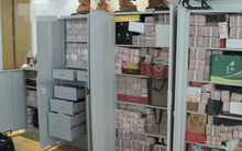 Tịch thu gần 900 tỷ đồng tiền mặt 'chất thành đống', nặng 3 tấn trong căn hộ được gọi là 'siêu thị' của CEO công ty quản lý tài sản