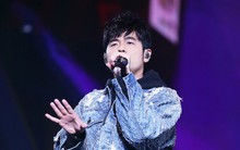 Tranh cãi chuyện mời nam ca sĩ top 1 showbiz về nhà mở concert riêng, netizen chốt “đúng là không có gì ngoài tiền”