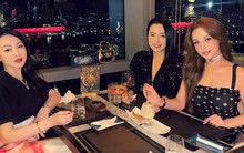 Huyền Baby đọ sắc cùng mẹ ruột và em gái, dân mạng "lú lẫn" vì 3 mẹ con trẻ trung như nhau