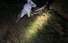 Bộ đội biên phòng tịch thu 18 miếng kim loại màu vàng, hình chữ nhật ở biên giới: Nặng 18kg, là vàng 9999, trị giá 51 tỷ đồng