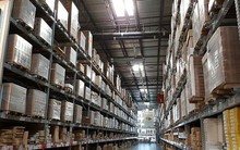 Theo dõi suốt 6 tháng, phanh phui đường dây bán hàng giả với kho rộng bằng 20 sân bóng, tịch thu 200.000 món đồ nhái