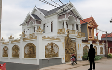 Ngôi nhà tráng lệ của đối tượng cầm đầu đường dây lừa đảo, 1 người ở TP. HCM bị lừa hơn 41 tỷ trong 2 ngày