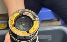 Hải quan Nội Bài phát hiện du khách giấu 12 miếng kim loại nghi vàng trong 4 ống kính máy ảnh