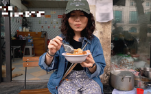 Khách Trung Quốc thử 1 món xôi Việt Nam, ngay miếng đầu đã thốt lên: "Hương vị bùng nổ… chỉ ở đây mới có"