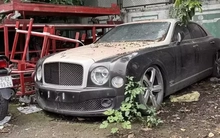Xe siêu sang Bentley Mulsanne hàng chục tỷ đồng bị bỏ rơi tại 1 sân bóng ở Hà Nội
