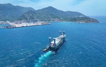 Cảng Cà Ná đón chuyến tàu "lịch sử" từ Đức, loạt thiết bị siêu trường, siêu trọng cập bến Việt Nam