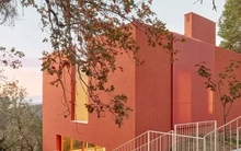 Chiêm ngưỡng ngôi nhà ‘lơ lửng’ trên vách núi