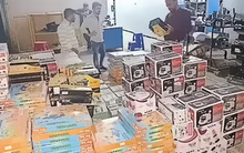 ‘Càn quét’ suốt 15 tiếng: Hai gã ‘khổng lồ’ thương mại điện tử lộ kho hàng giả cực khủng chứa hàng ngàn đồ điện tử, thể thao