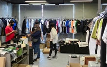 Theo dõi căn hộ hoạt động từ 12h trưa đến nửa đêm mỗi ngày, công an triệt phá đường dây buôn hàng nhái online, tịch thu kho hàng trị giá hơn 8 tỷ đồng