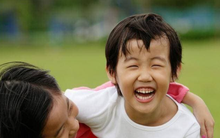 10 hành động của trẻ nhìn thì bình thường nhưng thực chất EQ rất cao – Không phải đứa trẻ nào cũng làm được!