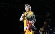 Ca sĩ tomboy cá tính Vicky Nhung xúc động khi được khán giả tặng "hoa chả mực"