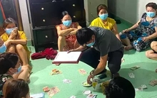 Nữ trưởng phòng công ty bảo hiểm đánh bạc với 9 phụ nữ