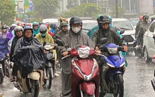 TP HCM: Gió rít mạnh, mưa như trút nước