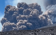 Khoảnh khắc sốc: Núi lửa đột ngột phun trào dữ dội, du khách tháo chạy trong hoảng loạn