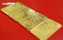 Giá vàng liên tục giảm sâu, nên mua vào hay bán ra?