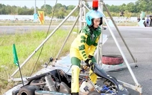 Á hậu Quỳnh Anh va chạm mạnh trên đường đua xe