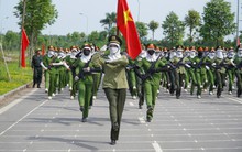 'Bóng hồng' công an tập luyện dưới nắng gắt chuẩn bị cho lễ duyệt binh 2/9