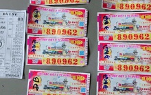 Mang tờ vé số đi đổi giải an ủi, không ngờ trúng độc đắc