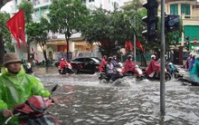 Mưa lớn khiến nhiều tuyến phố ở Hà Nội ngập sâu, ách tắc