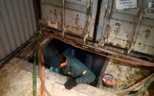 Sâu 4 mét dưới lòng đất: Cảnh sát phát hiện nhà máy thuốc lá giả, lợi nhuận "khủng" hơn 19 tỷ/tuần