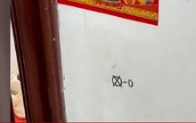 Chủ nhà sốc khi giải mã ký hiệu lũ trộm đánh dấu ở cửa: ‘Nghèo không có gì lấy'