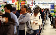 Chính phủ Nhật giải phóng kho gạo khẩn cấp: Người dân xếp hàng dài dưới mưa đợi mua, siêu thị cháy hàng