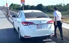 Danh tính người đàn ông dừng oto trên cầu làm hành động khiến nhiều người bức xúc