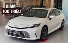 Toyota Camry giảm giá 100 triệu đồng tại đại lý: Bản 'base' còn hơn 1,1 tỷ, vẫn đắt hơn 200 triệu so với Mazda6 bản 'full'