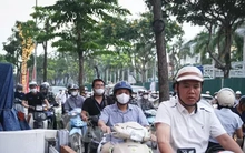 Rào một phần đường gom Đại lộ Thăng Long, xe máy tràn lên vỉa hè tránh ùn tắc