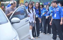 Nữ sinh nén đau chống nạng đi thi, bật khóc vì làm bài không như ý