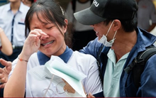Thí sinh khóc như mưa vì đề Toán khó, thầy cô nói 'nhiều điểm 10 hơn năm ngoái'